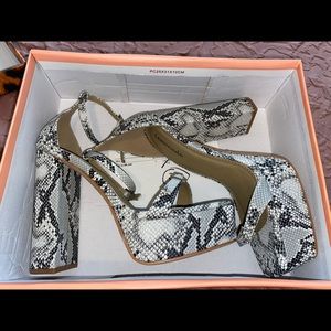 Laura’s Boutique 7.5 Snake Skin Pump Heels